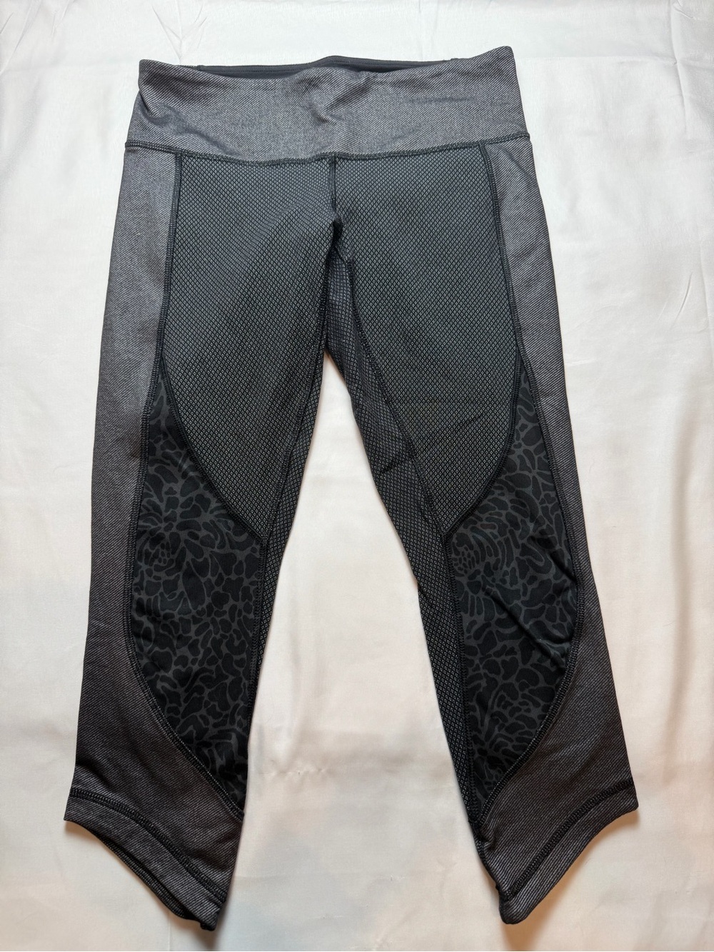 Lululemon Womens Size 6 Cropped Leggings Black Gray Patterned Yoga Pants